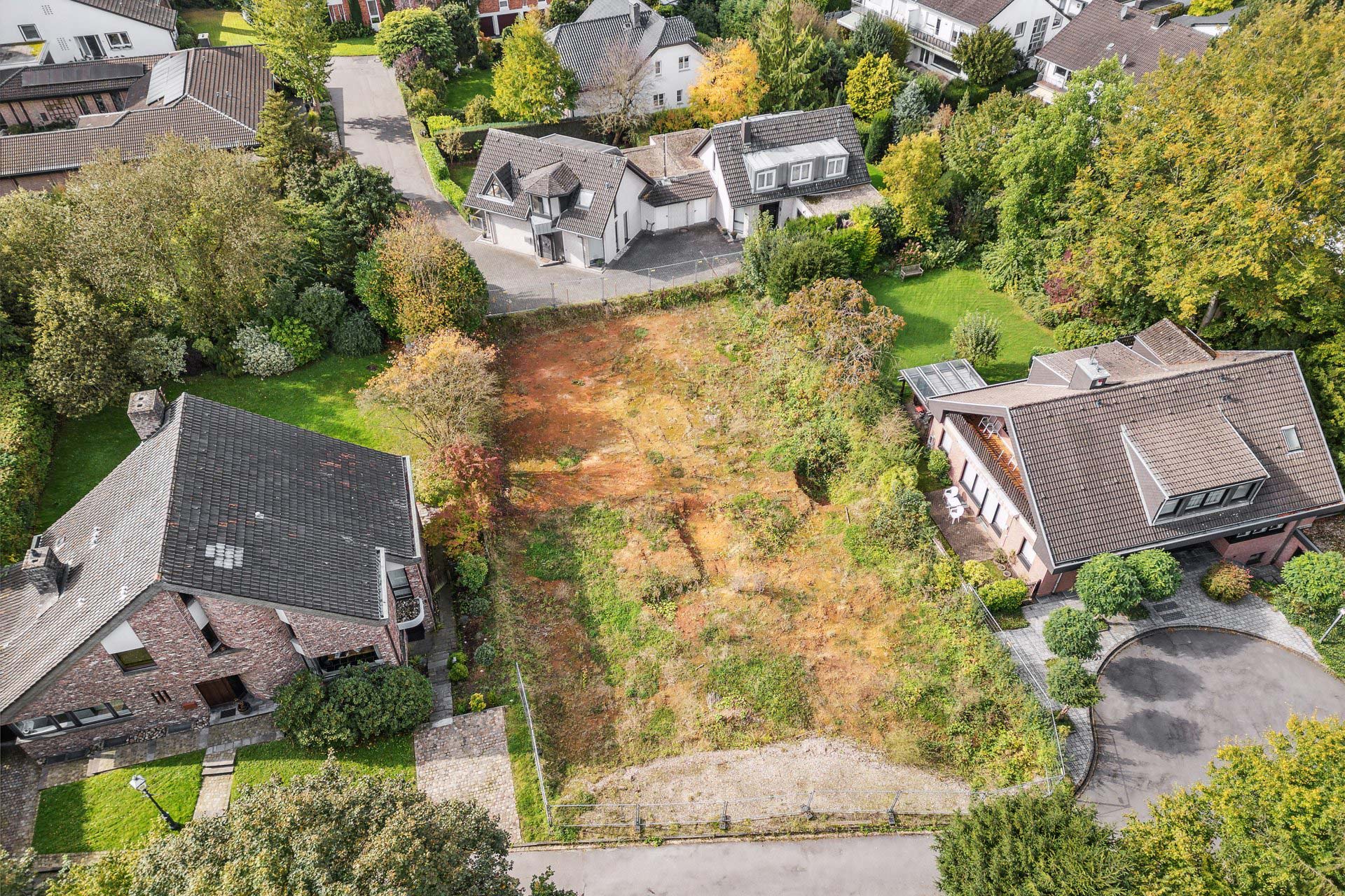 Drohnenfoto eines Baugrundstücks mit geplanter 3D-Visualisierung